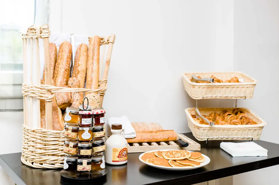Buffet de pains, viennoiseries et confitures