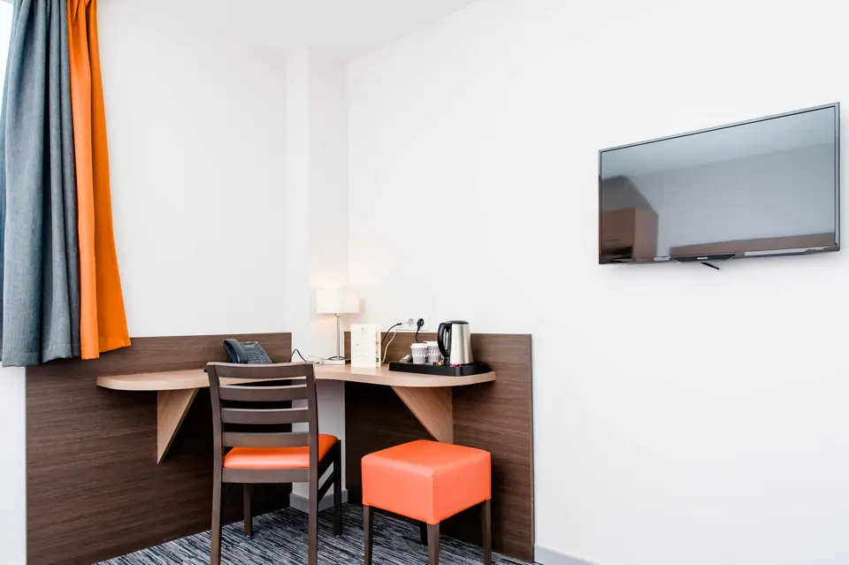 Bureau et télévision à écran plat dans la chambre