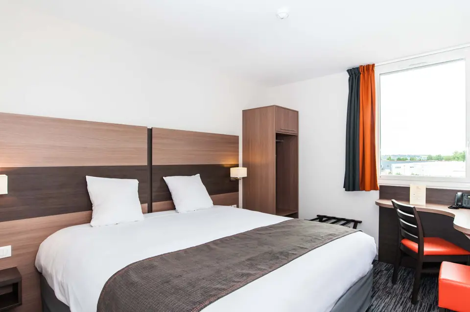 Chambre double avec grand lit et literie haut de gamme