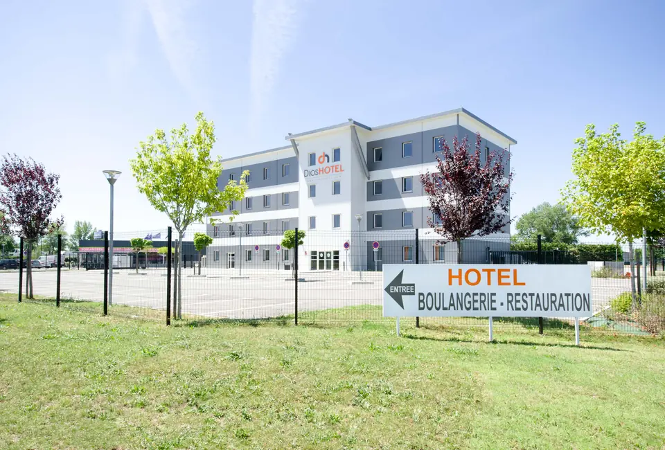 Le Dios Hotel vu depuis les espaces verts, à Bruguières
