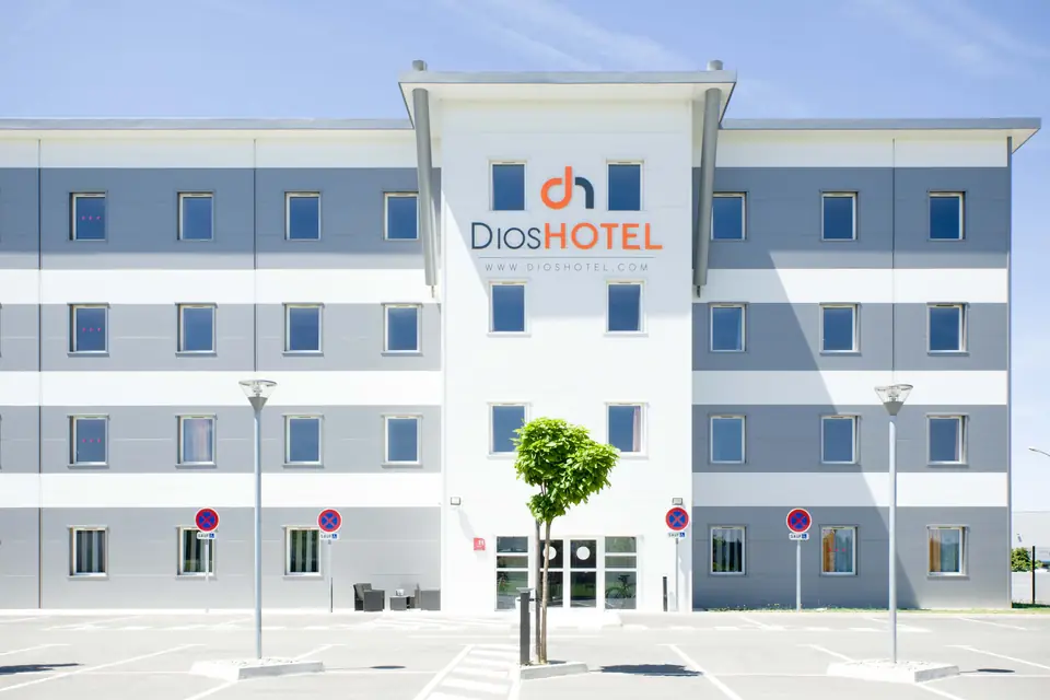 Entrée principale du Dios Hotel, façade avec le logo DiosHotel