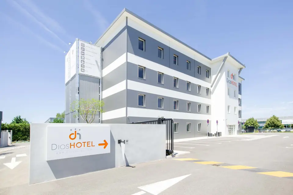 Parking gratuit et sécurisé devant le Dios Hotel