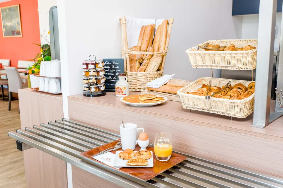 Petit-déjeuner : viennoiseries, jus d’orange et boisson chaude