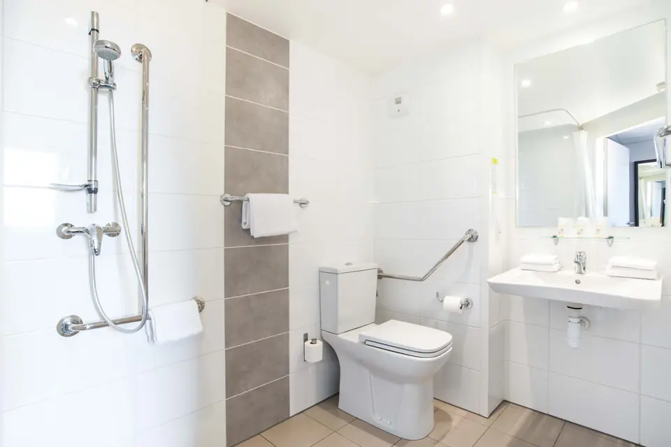 Salle d’eau accessible avec barres d’appui