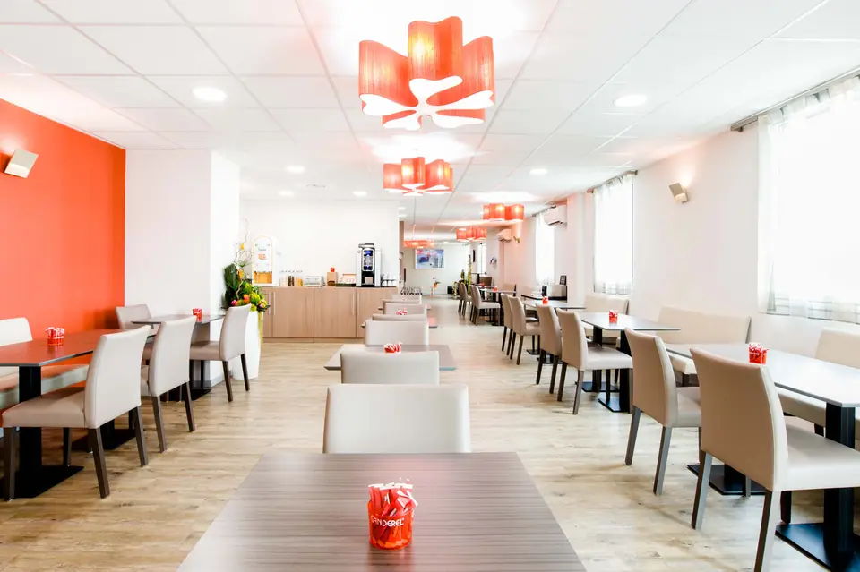 Salle du petit-déjeuner et buffet