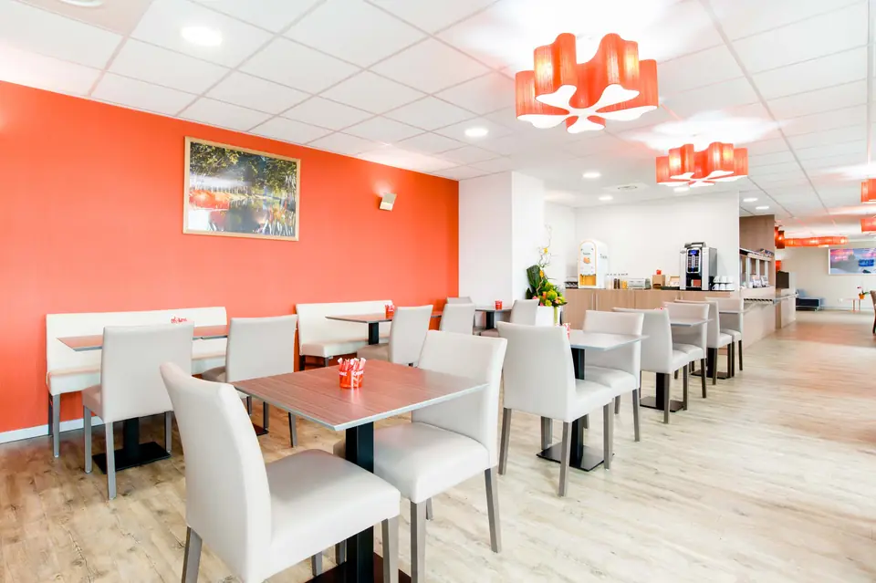 Salle du petit-déjeuner lumineuse